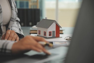 gayrimenkul kredisi satın almak veya satmak, satış temsilcisi ev satın alma sözleşmesi sunar ev veya daire ve ipotek parası ve finans kavramları satın almak için