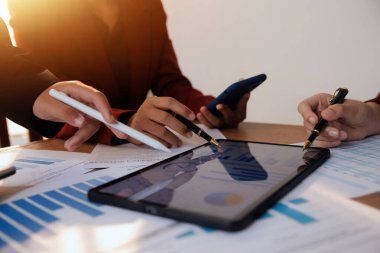 İş adamları iş stratejilerini analiz ediyor ve planlıyorlar.