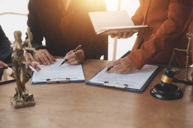 Avukat, hukuk danışmanı, iş adamı anlaşmanın ayrıntıları hakkında beyin fırtınası yapan iş adamı. Sözleşme belgelerindeki doğruluk için yasal işlem defterlerindeki iş sözleşmeleri. ortak mali yatırım.