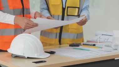 Ofisteki inşaat projesinde çalışan mimar