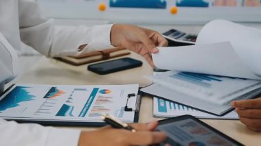 Modern ofiste çalışan iş adamlarını kapatın, verileri ve finansal tabloları analiz edin