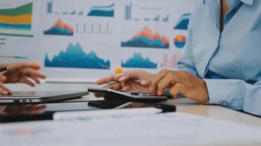 İş adamı ekrandaki mali verileri analiz etmek için hesap makinesi kullanıyor