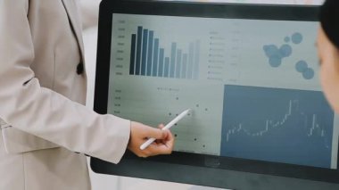Tablet kullanan bir iş kadını.