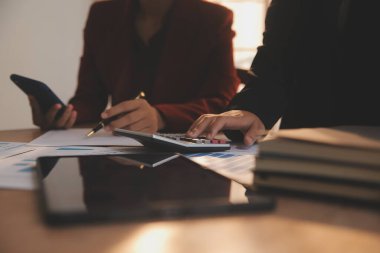 İş adamları iş stratejilerini analiz ediyor ve planlıyorlar.