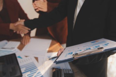 İmaj işadamlarının el sıkışması. İş ortaklığı toplantısı başarılı konsept