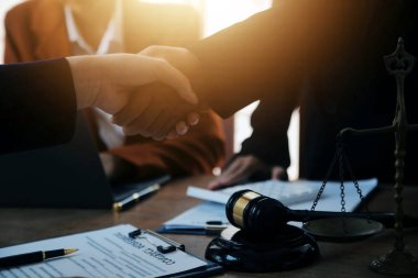 Adalet ve hukuk kavramı. Tahta masada oturan bir erkek yargıç. Ofiste çalışan bir erkek danışman ya da avukat. Hukuk, tavsiye ve adalet kavramları.