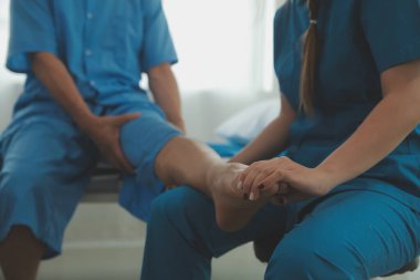 Fizyoterapistler hastalarla yakın çekim kliniklerinde çalışırlar. Fiziksel sağlığın rehabilitasyonu konsepti, doktor hastaya tavsiyelerde bulunur. Ayak bileği sorunları ve kas yaralanmaları