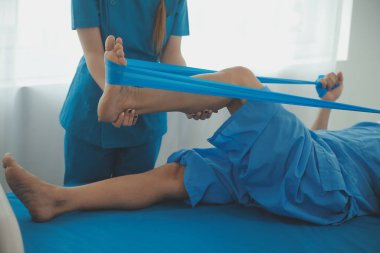 Fizyoterapistler hastalarla yakın çekim kliniklerinde çalışırlar. Fiziksel sağlığın rehabilitasyonu konsepti, doktor hastaya tavsiyelerde bulunur. Ayak bileği sorunları ve kas yaralanmaları