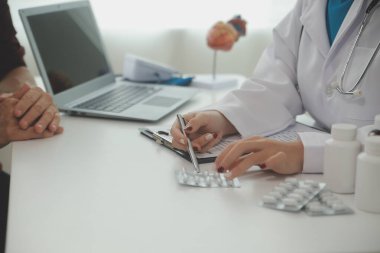 Doktor, hastanedeki yaşlı büyükanneme ilaç yazıyor..