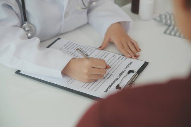 Doktor, hastanedeki yaşlı büyükanneme ilaç yazıyor..