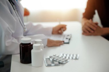 Doktor, hastanedeki yaşlı büyükanneme ilaç yazıyor..