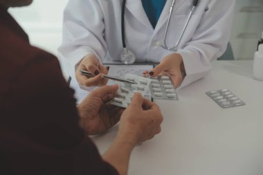 Doktor, hastanedeki yaşlı büyükanneme ilaç yazıyor..