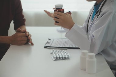 Doktor, hastanedeki yaşlı büyükanneme ilaç yazıyor..