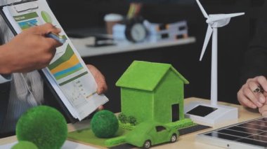 İşadamı, enerji ve güneş enerjisini yeşil ev arka planı, enerji ve eko teknolojisi, sürdürülebilir kalkınma, sürdürülebilir enerji ve sürdürülebilir yaşam için dijital tablet kullanıyor
