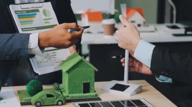 İş adamları yeni bir projeyi tartışıyorlar..