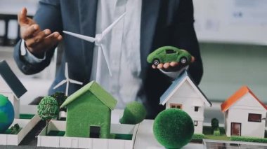 İş adamı elinde model ev modeli, emlak konsepti