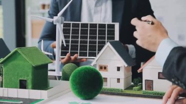 İş adamı ve mühendis model ev tutuyor