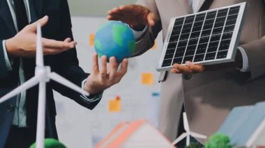 Güneş paneli üzerinde çalışan erkek ve kadın mühendislerin yakın görüntüsü.