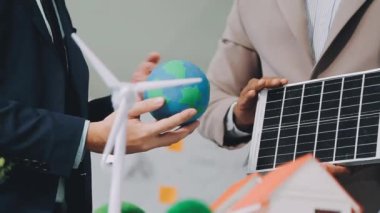 Yakın plan - iş adamı ve iş kadını elleri ve arka planda güneş panelleri