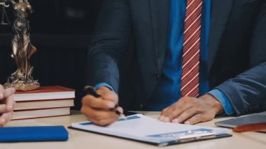 Takım elbiseli işadamı ofiste sözleşme yapıyor..
