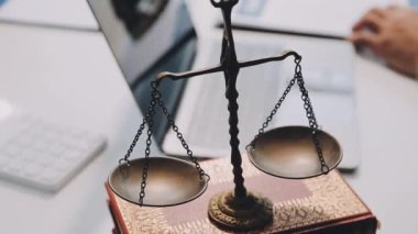 İş kavramı. Ofiste çalışan iş adamı.