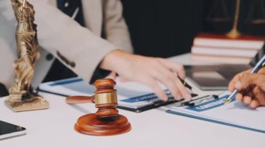 Ofiste çalışan avukat ve işadamı..