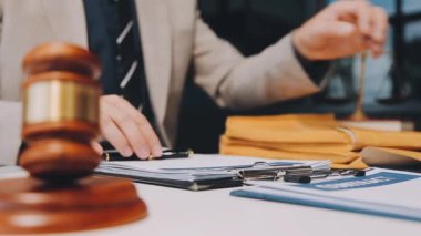 Ofisteki avukat. Tokmak ve Yargıç vel 'in avukatı ya da avukatı. hukuk ve adalet.