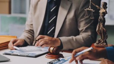 Avukat ofiste yasal bir sözleşme üzerinde çalışıyor..