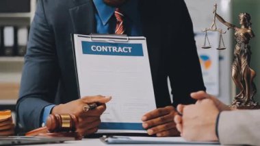 İş adamı sözleşmeyi tutuyor ve belgeleri imzalıyor
