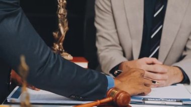 Ofisteki avukat ya da yargıç tokmağı.