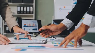 İş adamı ve iş kadını proje üzerinde tartışıyor ve çalışıyor