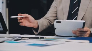 Tabletli takım elbiseli bir işadamı.