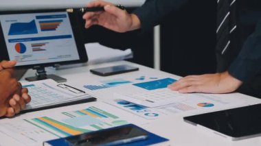 Ofisteki bilgisayardaki verileri analiz eden işadamları