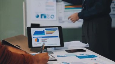 İş adamı ofiste dizüstü bilgisayar kullanıyor.