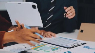 Ofiste belgelerle çalışan genç bir iş adamı.