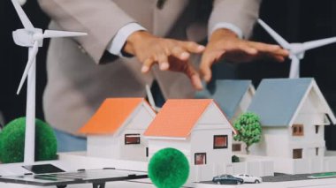 İş adamının ve ev modelinin minyatür modeli