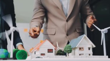 Minyatür insanlar: iş adamı modeli, model, ev modeli, dizüstü bilgisayar ve akıllı telefon kullanan. ev kavramı.