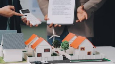 Minyatür insanlar, bir proje üzerinde çalışan iş adamları.