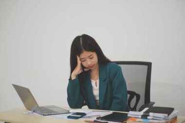 Stresli kadın işçiler ve iş kadınları yapacak daha çok iş ararken ellerinde bir yığın evrak tutuyorlar. Kamerada hayal kırıklığına uğramış görünüyor, beyaz arka planda izole edilmiş. Kavram: Çok iş