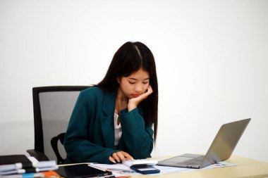 Stresli kadın işçiler ve iş kadınları yapacak daha çok iş ararken ellerinde bir yığın evrak tutuyorlar. Kamerada hayal kırıklığına uğramış görünüyor, beyaz arka planda izole edilmiş. Kavram: Çok iş