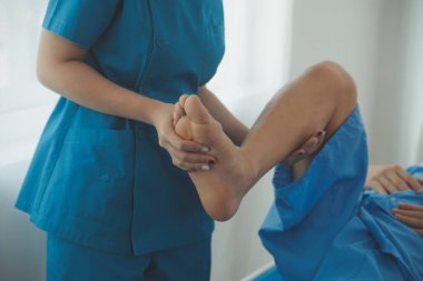 Fizyoterapistler hastalarla yakın çekim kliniklerinde çalışırlar. Fiziksel sağlığın rehabilitasyonu konsepti, doktor hastaya tavsiyelerde bulunur. Ayak bileği sorunları ve kas yaralanmaları