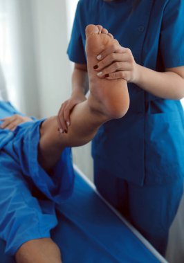 Fizyoterapistler hastalarla yakın çekim kliniklerinde çalışırlar. Fiziksel sağlığın rehabilitasyonu konsepti, doktor hastaya tavsiyelerde bulunur. Ayak bileği sorunları ve kas yaralanmaları