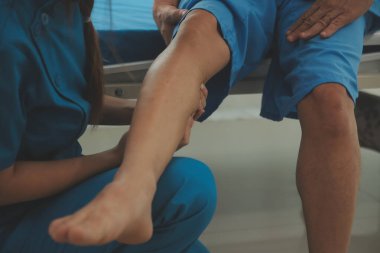 Fizyoterapistler hastalarla yakın çekim kliniklerinde çalışırlar. Fiziksel sağlığın rehabilitasyonu konsepti, doktor hastaya tavsiyelerde bulunur. Ayak bileği sorunları ve kas yaralanmaları