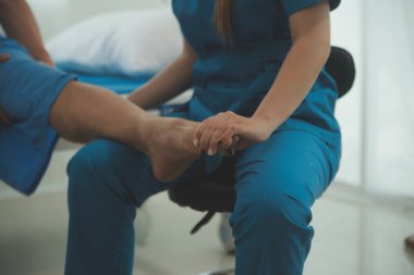 Fizyoterapistler hastalarla yakın çekim kliniklerinde çalışırlar. Fiziksel sağlığın rehabilitasyonu konsepti, doktor hastaya tavsiyelerde bulunur. Ayak bileği sorunları ve kas yaralanmaları