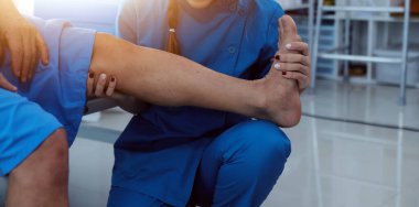 Fizyoterapistler hastalarla yakın çekim kliniklerinde çalışırlar. Fiziksel sağlığın rehabilitasyonu konsepti, doktor hastaya tavsiyelerde bulunur. Ayak bileği sorunları ve kas yaralanmaları