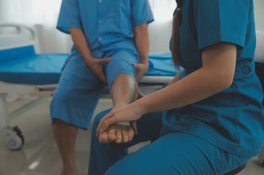 Fizyoterapistler hastalarla yakın çekim kliniklerinde çalışırlar. Fiziksel sağlığın rehabilitasyonu konsepti, doktor hastaya tavsiyelerde bulunur. Ayak bileği sorunları ve kas yaralanmaları