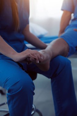 Fizyoterapistler hastalarla yakın çekim kliniklerinde çalışırlar. Fiziksel sağlığın rehabilitasyonu konsepti, doktor hastaya tavsiyelerde bulunur. Ayak bileği sorunları ve kas yaralanmaları