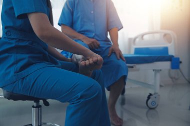 Fizyoterapistler hastalarla yakın çekim kliniklerinde çalışırlar. Fiziksel sağlığın rehabilitasyonu konsepti, doktor hastaya tavsiyelerde bulunur. Ayak bileği sorunları ve kas yaralanmaları