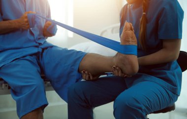 Fizyoterapistler hastalarla yakın çekim kliniklerinde çalışırlar. Fiziksel sağlığın rehabilitasyonu konsepti, doktor hastaya tavsiyelerde bulunur. Ayak bileği sorunları ve kas yaralanmaları