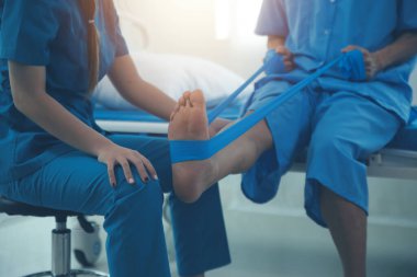 Fizyoterapistler hastalarla yakın çekim kliniklerinde çalışırlar. Fiziksel sağlığın rehabilitasyonu konsepti, doktor hastaya tavsiyelerde bulunur. Ayak bileği sorunları ve kas yaralanmaları